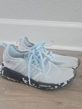 adidas Kids Light Blue and Black Patterned Sole Sneakers Size 6 Kids 8 Womens